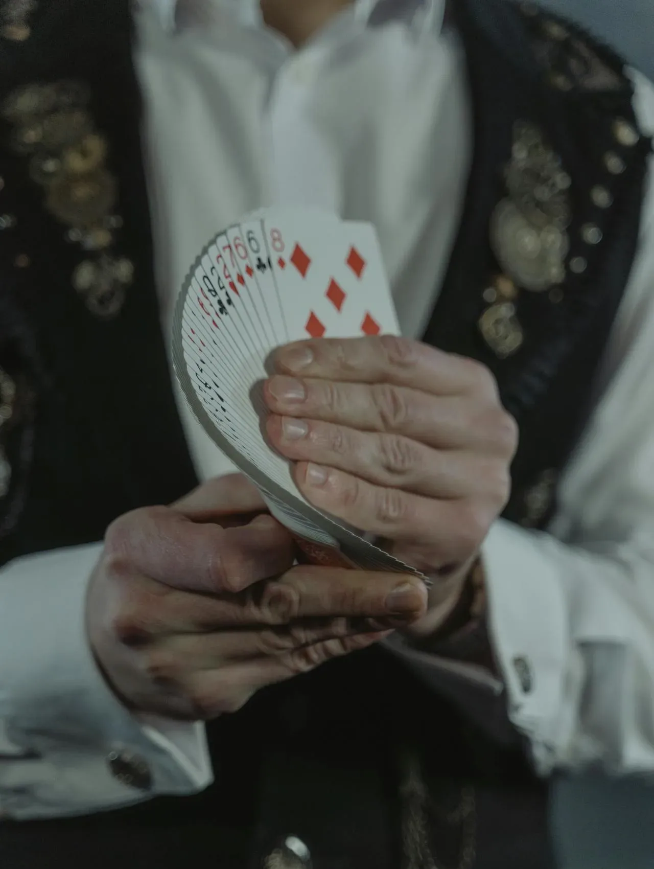 Mago sosteniendo cartas